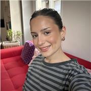 Étudiante donne cours particulier de dessin